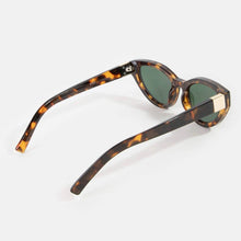 Load image into Gallery viewer, Retro Cat Eye Frames Sunglasses
