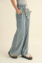 Load image into Gallery viewer, Light Wash Denim Wide Leg Pants
