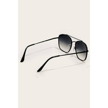 Load image into Gallery viewer, Metallic Wire Frame Aviator Sunglasses
