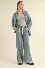 Load image into Gallery viewer, Light Wash Denim Wide Leg Pants
